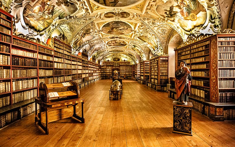 کتابخانه بزرگی در ساختمانی تاریخی با تزیینات فراوان