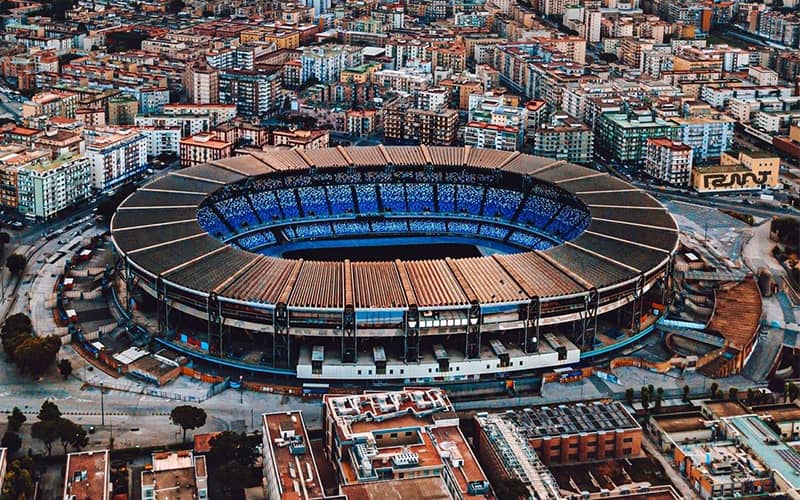 عکس هوایی از استادیومی بزرگ در وسط شهر