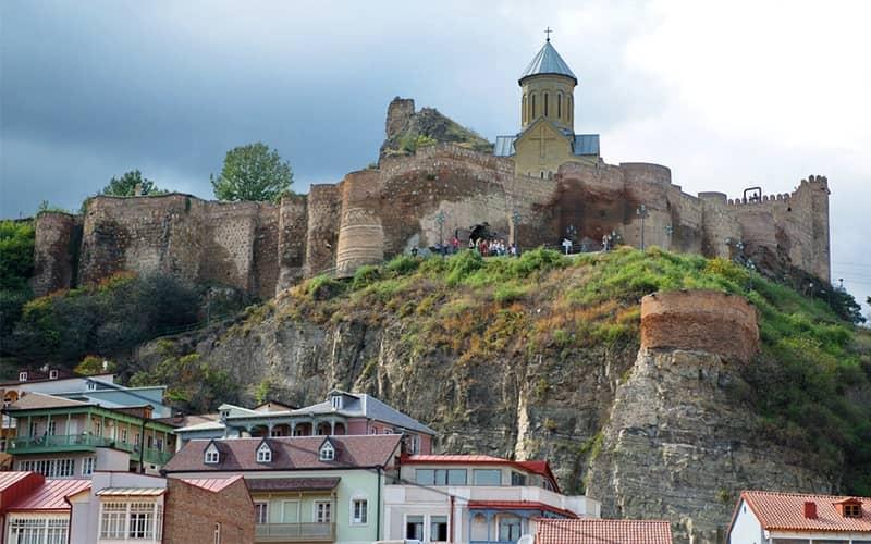 دیوارها و برج های سنگی قلعه ای تاریخی روی تپه