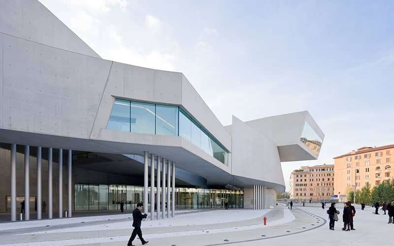 نمای بیرونی ساختمان سفیدرنگ و مدرن موزه ملی هنر قرن ۲۱