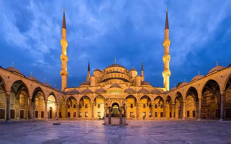 مسجدی بزرگ با چندین مناره و گنبد و طاق نما و حیاطی وسیع