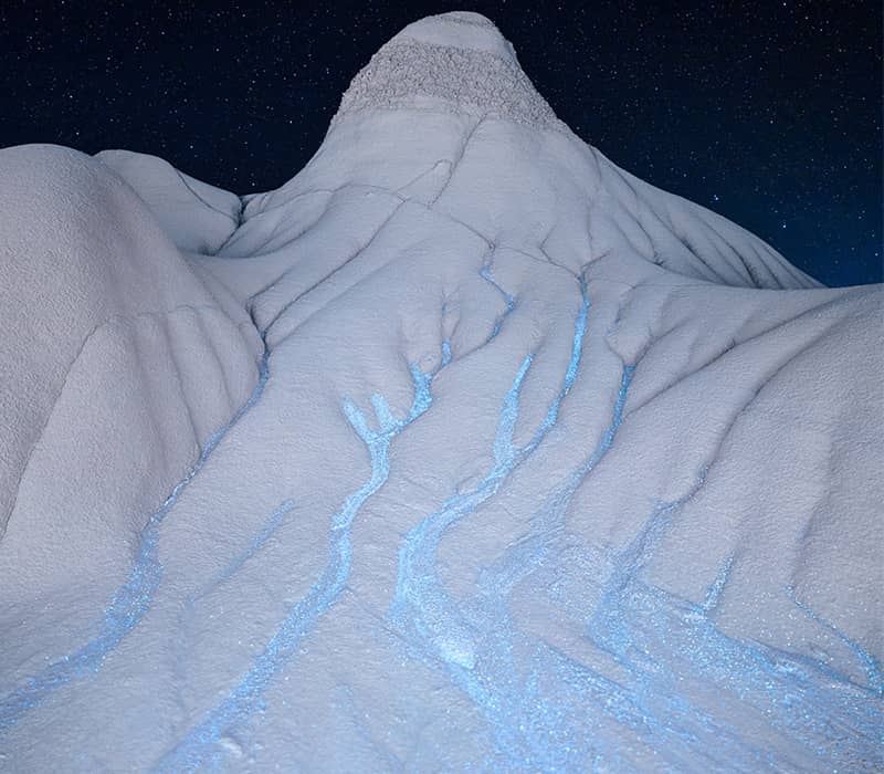 خطوط آبی رنگ روی کوهی برفی