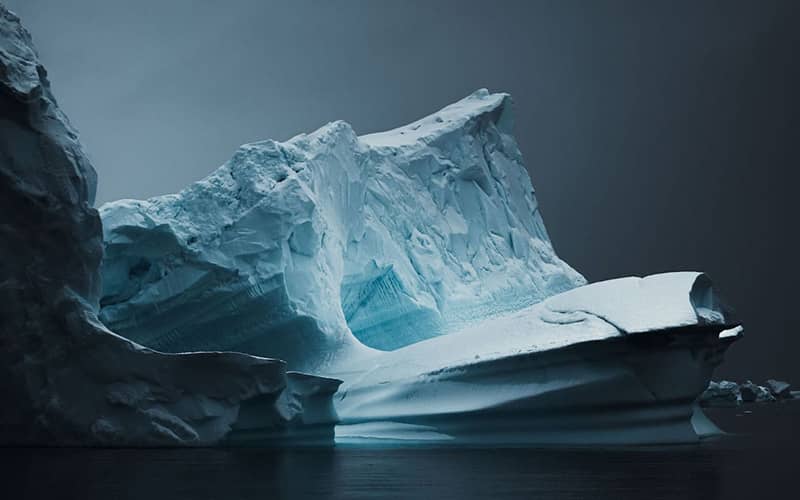 صخره ای یخی و زاویه دار در هوای ابری جنوبگان