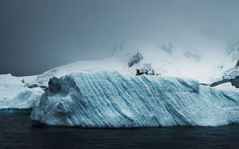 صخره ای شیاردار و برفی در جنوبگان