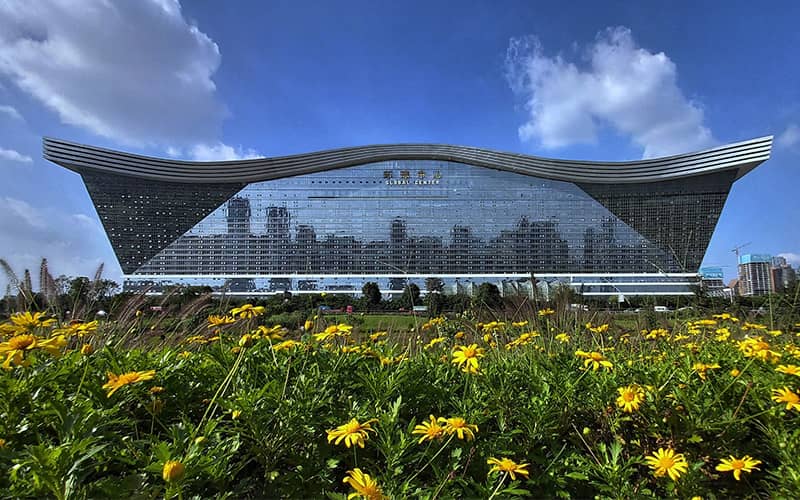نمای شیشه ای مرکز جهانی قرن جدید در چین