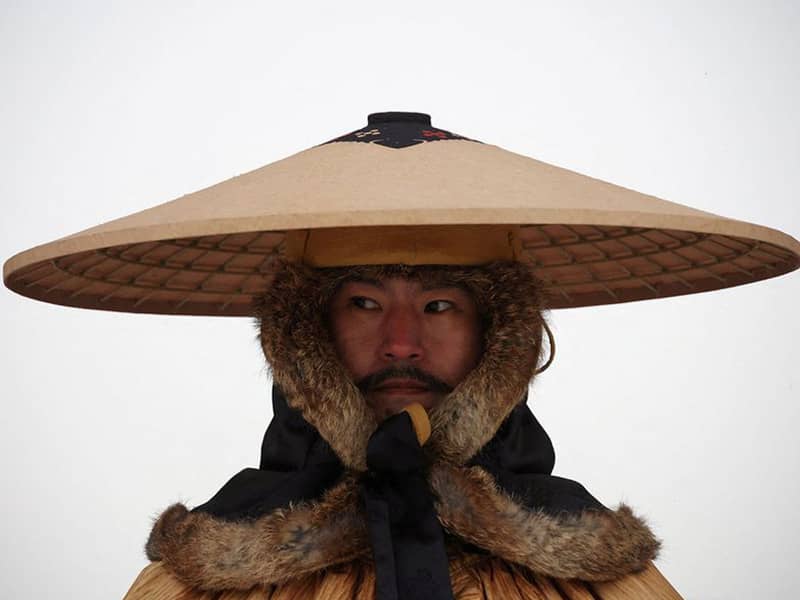 مردی کره ای با لباس سنتی در هوای سرد