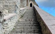 تعداد زیادی پله در صومعه سوملا