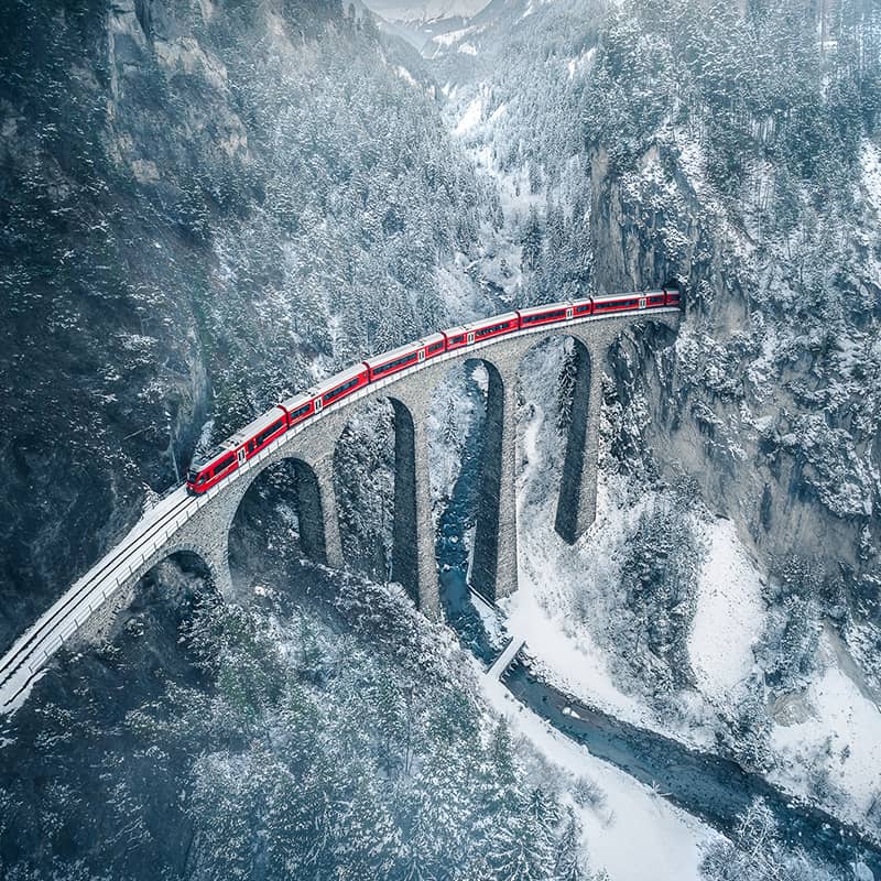 عکس هوایی از پلی در منطقه ای کوهستانی