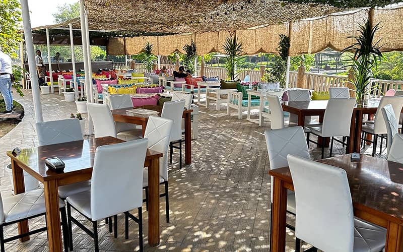 رستورانی با صندلی های سفید در هوای باز در سافاری پارک دبی