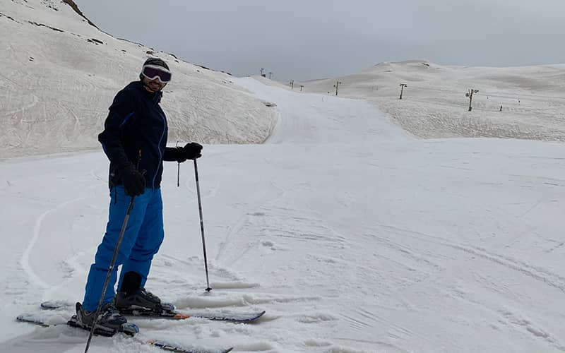 مرد اسکی باز در ارتفاعات برفی پیست