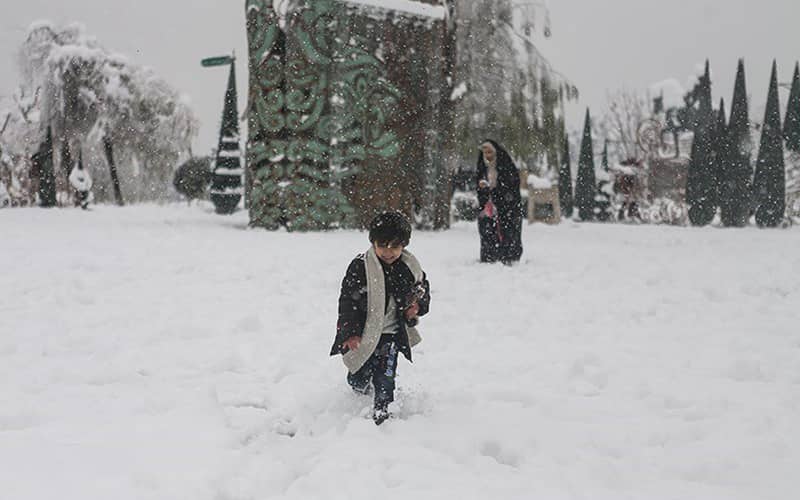 کودکی در حال دویدن در برف