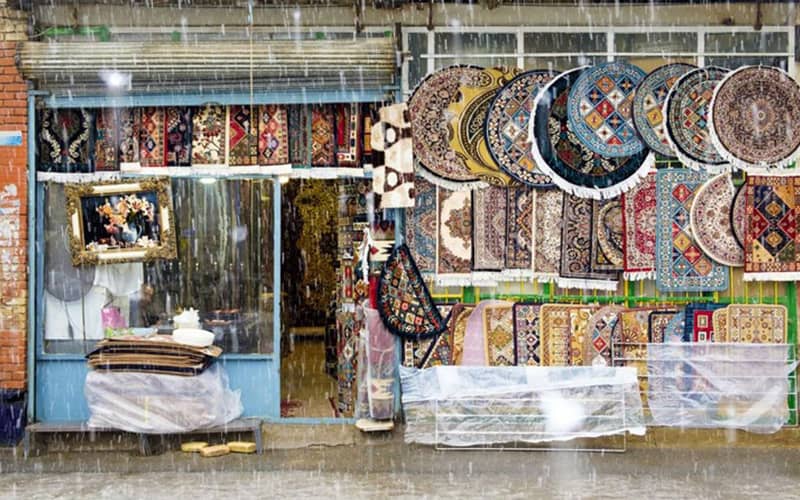 بارش برف در جلوی مغازه صنایع دستی 