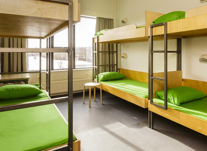 هاستل با تخت های دو طبقه سبز