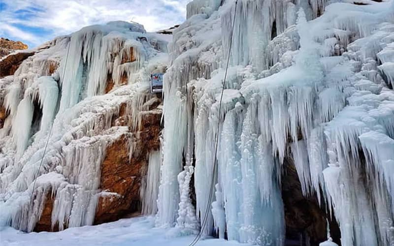 آبشار یخ زده در زمستان