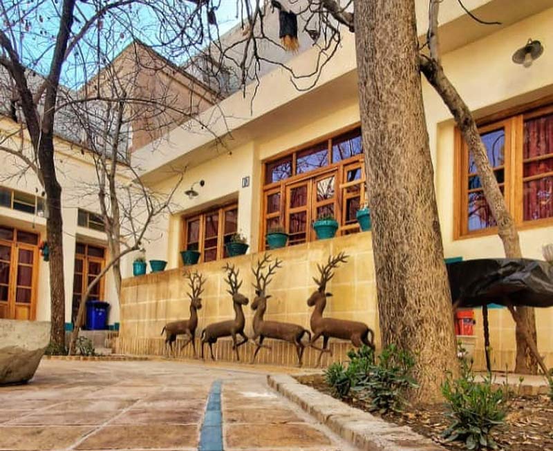 نمای ساختمان هاستل ماه بی بی اصفهان از حیاط