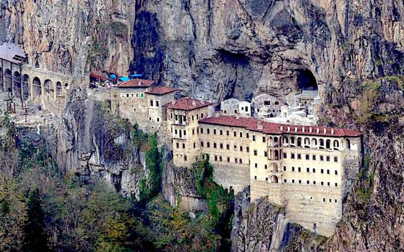نمای صومعه سوملا در دل کوه