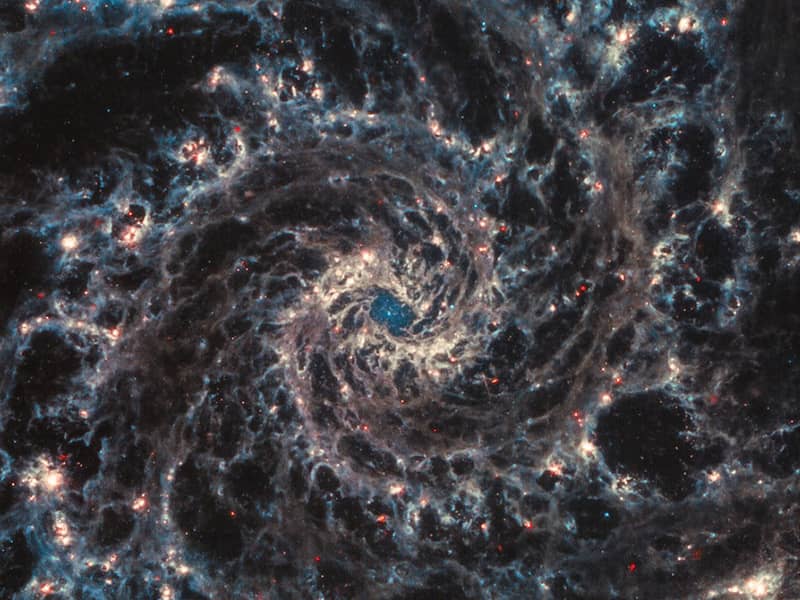 تصویری از کهکشان به شکل مدور