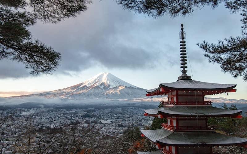 عمارتی با معماری ژاپنی با پس زمینه کوه فوجی