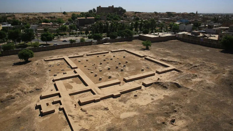 محوطه باستانی کاخ شاوور با ته ستون ها و بقیای دیواره ها