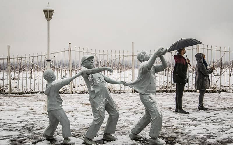 سه مجسمه مرد زیر برف