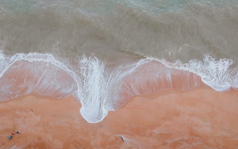 تصویر هوایی از ساحلی خلوت