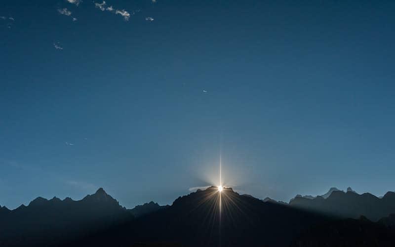 اولین تلالو نور طلوع خورشید از پس کوه