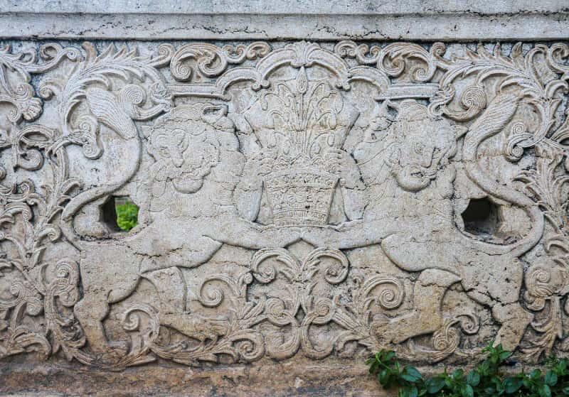سنگ برجسته‌ای دو شیر و یک تاج باقی‌مانده از کاخ خورشید 
