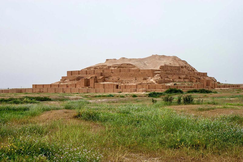 بقایای معبد باستانی چغازنبیل در تپه های باستانی شوش از نمای دور