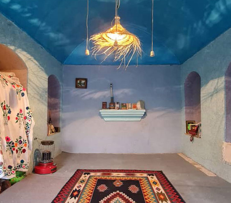 اتاق ابی هاستل هانول زاهدان با طاقچه و قالیچه سنتی