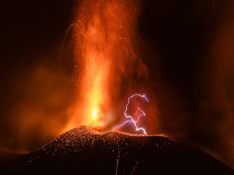 تصویر رعد و برق در وسط فوران آتشفشان