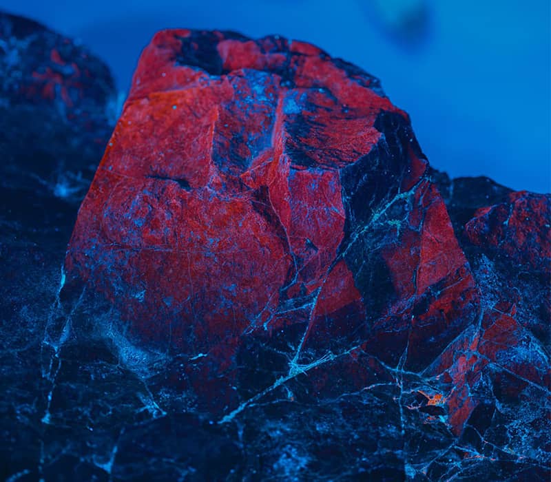 رنگ های قرمز روی صخره ای بزرگ در شب
