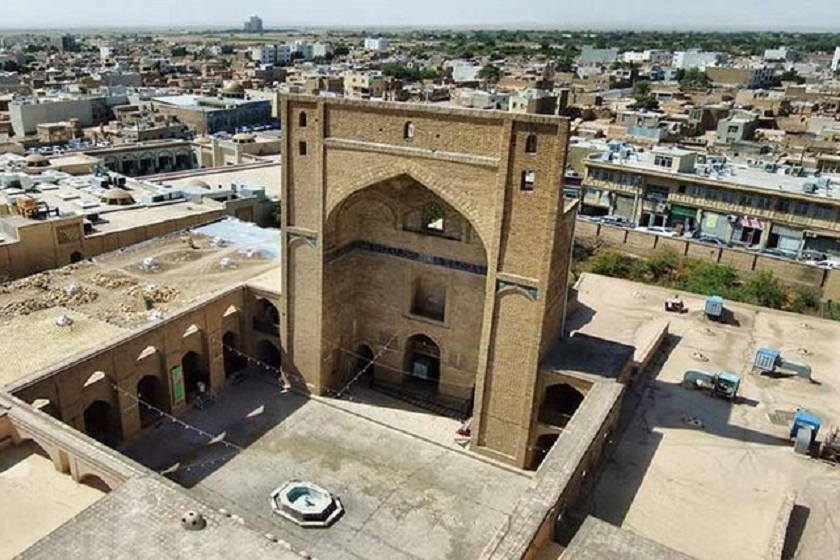 رطوبت‌زدگی دامن مسجد جامع سمنان را گرفت