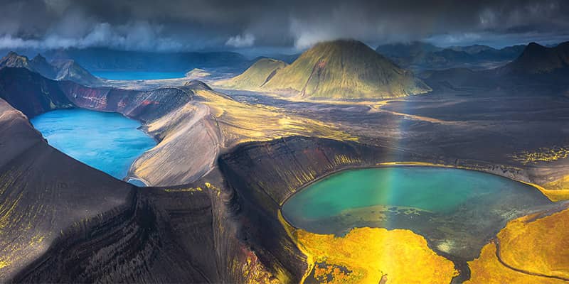 دو دریاچه به رنگ های مختلف  در ارتفاعات کوهستانی