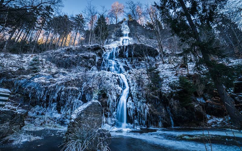 آبشاری کم آب و مرتفع در زمستان