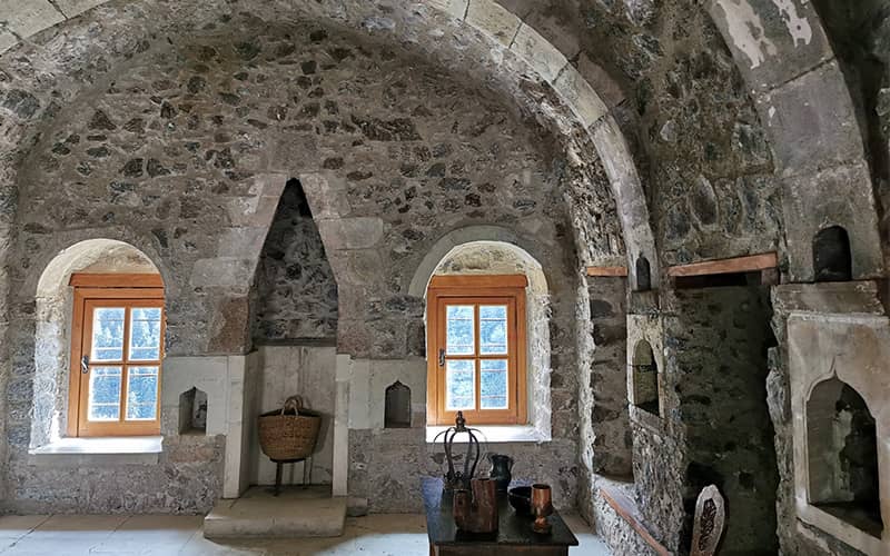 اتاقی سنگی و بزرگ در صومعه سوملا
