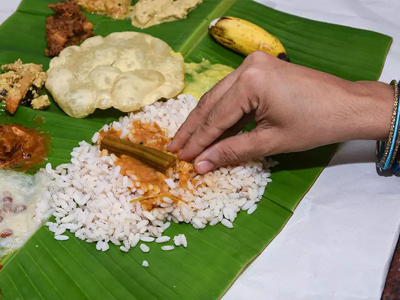 غذای هندی روی برگ گیاه؛ منبع عکس: Times Food، عکاس: نامشخص