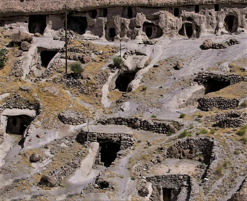 خانه های تاریخی در روستای میمند شهر بابک، منبع عکس: گوگل مپ، عکاس: سعید امینیان
