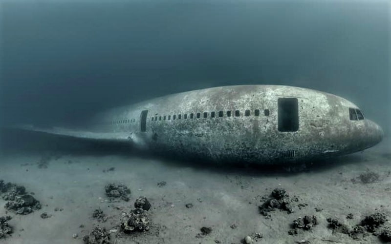 بقایای هواپیمای غرق‌شده در دریا