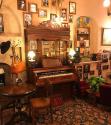 پیانوی قدیمی در کافه عینک ارثیه در کاروانسرای سعدالسلطنه قزوین؛ منبع عکس: اینستاگرام ersieoptic؛ عکاس: نامشخص