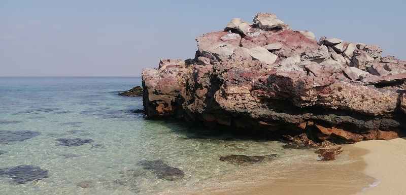 ساحل صخره‌ای جزیره سیری؛ منبع عکس: گوگل مپ؛ عکاس: هادی شهریاری