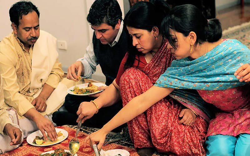غذا خوردن با دست راست توسط هندی ها؛ منبع عکس: fnp، عکاس: نامشخص