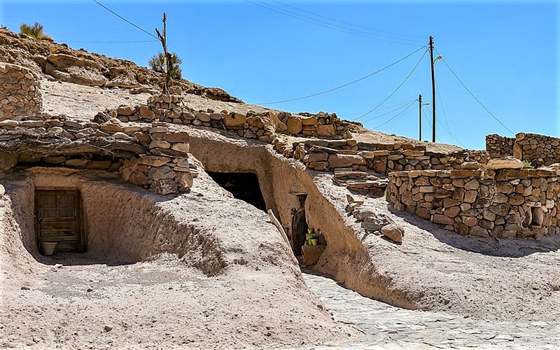 ورودی خانه ای صخره ای در میمند، منبع عکس: ویکی مدیا، عکاس: ninara