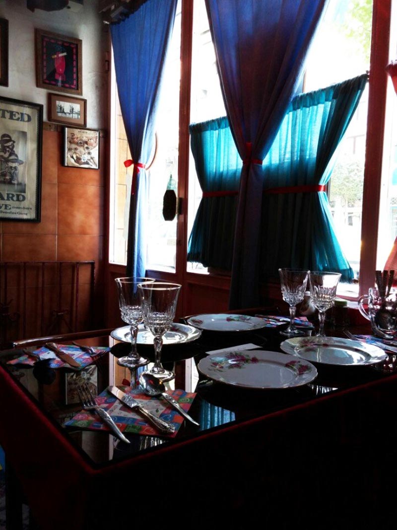 میز نزدیک به پنجره کافه گل رضاییه؛ منبع عکس: گوگل مپ؛ عکاس: Rodrigo Otero