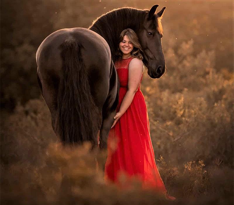 زن جوانی همراه با اسبش