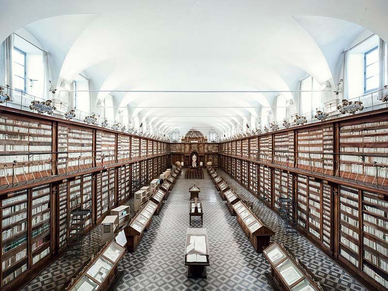 کتابخانه قدیمی در رم؛  منبع و عکاس: Thibaud Poirier 