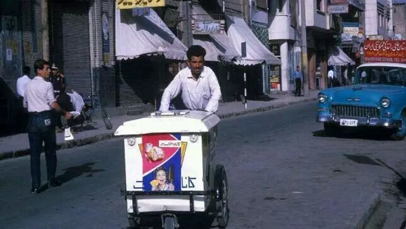 بستنی در ایران دهه ۴۰؛ منبع عکس: خبر آنلاین، عکاس: نامشخص