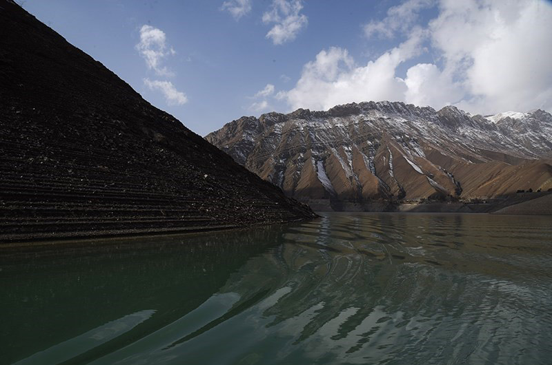 نمای کوه و دریاچه سد کرج؛ منبع عکس: خبرگزاری تسنیم؛ عکاس: محمدصادق نیک گستر