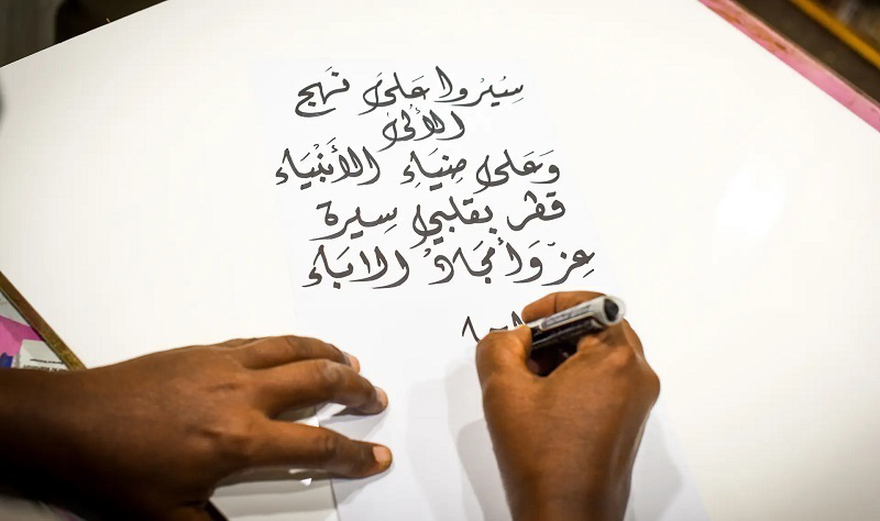 خوشنویسی عربی از هنرهای مرسوم در قطر؛ منبع عکس: visitqatar.com؛ عکاس: نامشخص