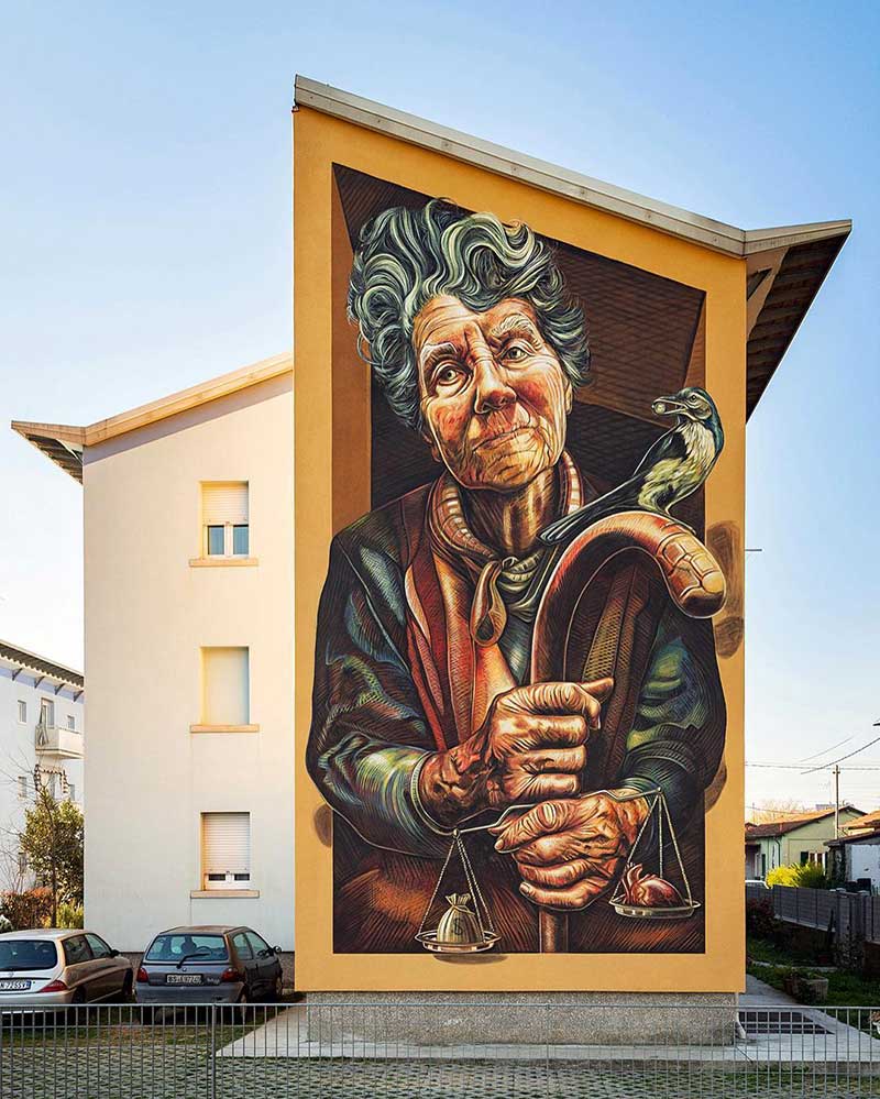 نقاشی مارگیر پیر بر دیوار شهر؛ نقاشی دیواری دختری در آینه؛  اثر Vera Bugati