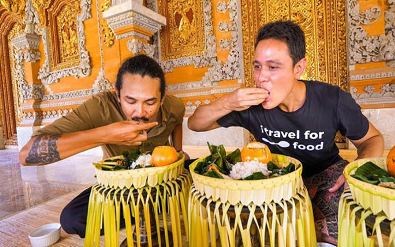 توریست ها د رحال خوردن غذای هندی؛ منبع عکس: Quora، عکاس: نامشخص